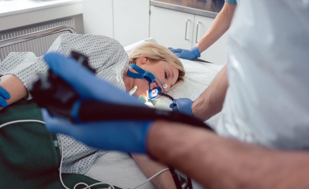 Patientin bekommt Magenspiegelung